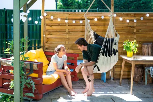 Hängesessel auf Terrasse gefüttert neben Couch